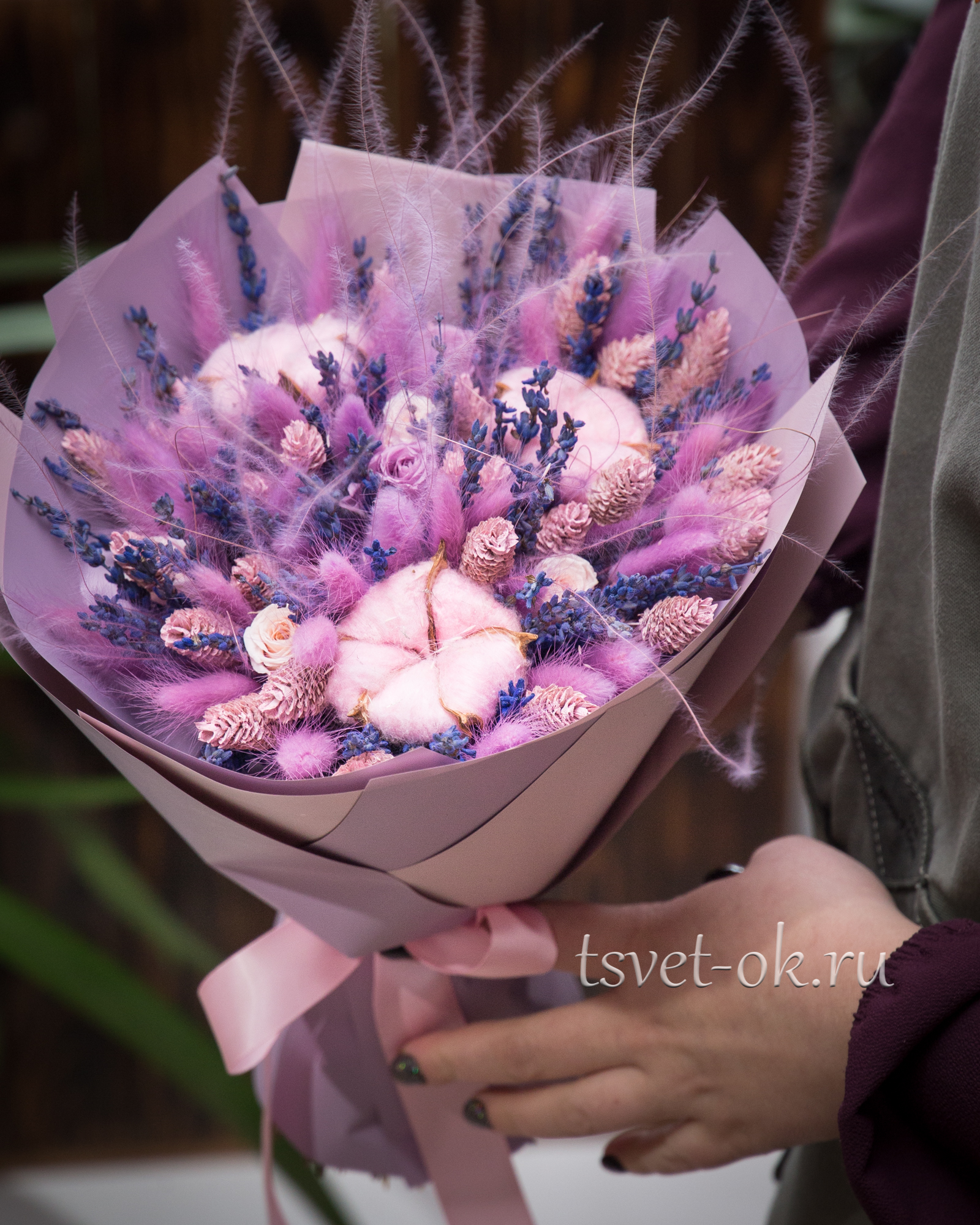 Розовый букет из сухоцветов с лагурусом, лавандой и хлопком – Цвет`ок –  дорогая цветочная лавка