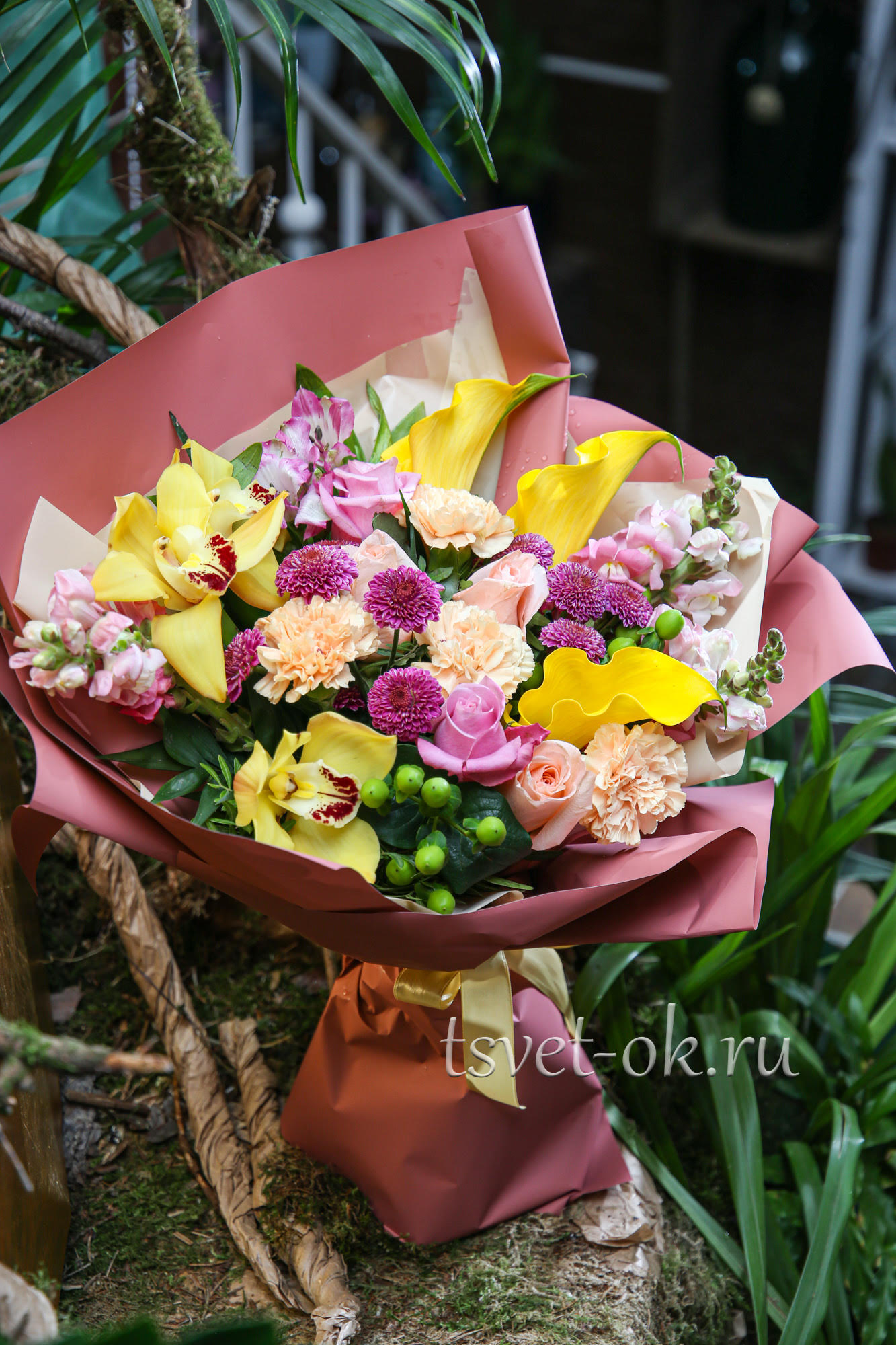 Сезонный букет с орхидеей цимбидиум – Цвет`ок – дорогая цветочная лавка