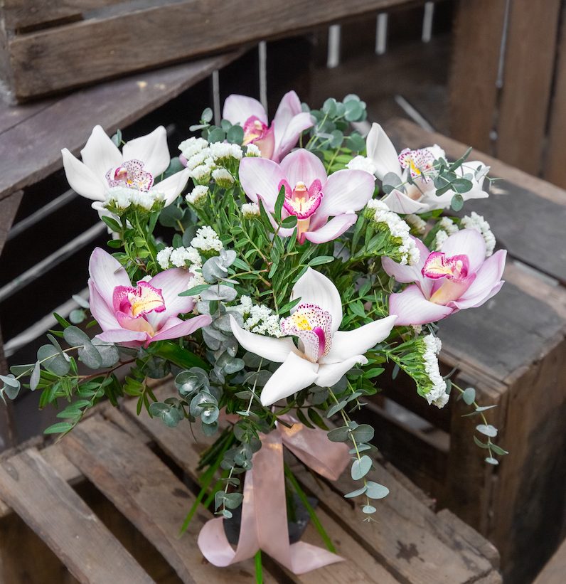 Букет из 7 бутонов орхидеи цимбидиум – Цвет`ок – дорогая цветочная лавка